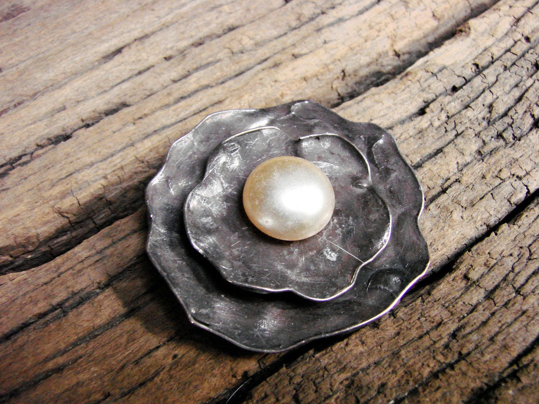 Broche Vintage – Forme écu Avec Fleur – Neuf Avec étiquette, Accessoire Rétro