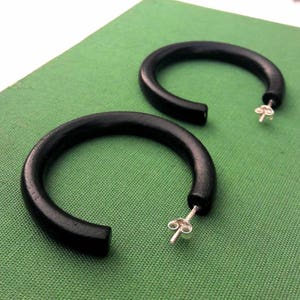 Hoop Ohrringe Silber Post Montiert / Holz Creolen mit Silber Post / Tribal Ohrringe aus recyceltem Holz