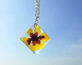 UVレジンで作った本物のひまわりの花びらのネックレス。ゴールドの