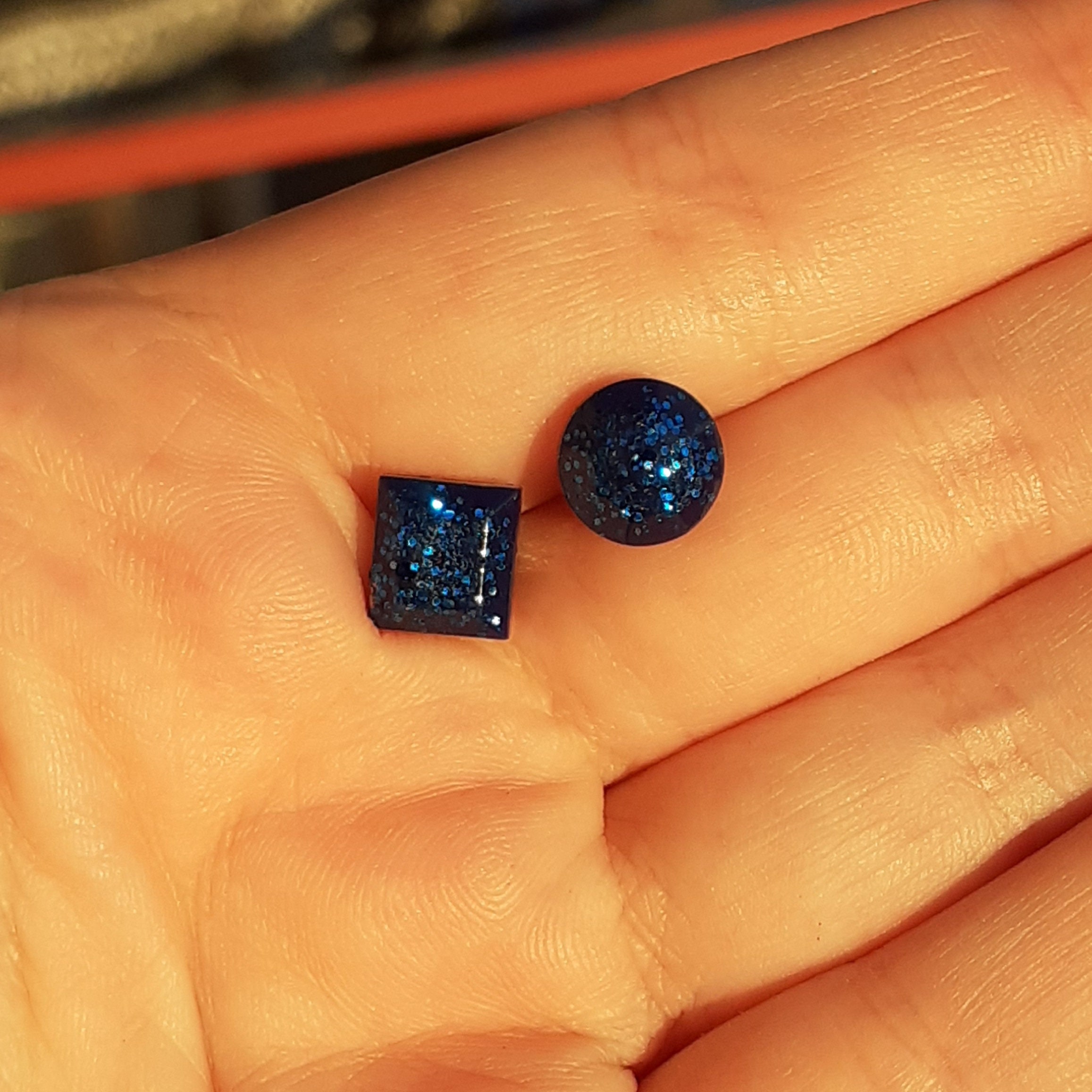Orecchini a cerchio piccolissimi con zirconi cubici blu zaffiro a forma di rombo in argento sterling, argento o oro, orecchini a cerchio minimalisti e semplici con zirconi cubici a forma di aquilone
