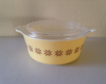 Pyrex Town and Country Casserole Dish Bowl with Clear Lid and Handles Yellow with Brown Hex Signs 472