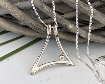 Geometric Ring Holder Necklace, Silver TriangleRing Holder, RingHalter, Wedding Ring Holder, Nurse, Doctor, porte-bague, wife