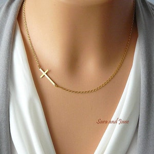 Seitlich Kreuz Halskette in Gelbgold / Geburtstagsgeschenk / Beste Freundin Halskette / Gold Cross Charm Necklace