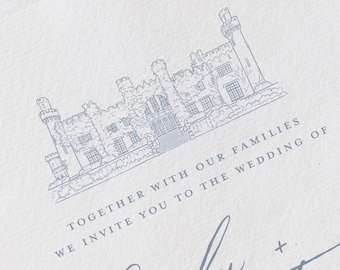 Pode incluir: Um convite de casamento em papel branco texturizado com um desenho de linha azul de um castelo. O texto diz: TOGETHER WITH OUR FAMILIES WE INVITE YOU TO THE WEDDING OF Emily + Trevor. O papel tem uma borda irregular e áspera.