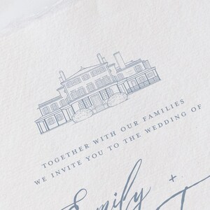 Puede incluir: Una invitación de boda azul claro con una ilustración detallada de una casa en la parte superior. El texto dice: "Junto con nuestras familias, te invitamos a la boda de Emily + Trevor" en una elegante escritura.