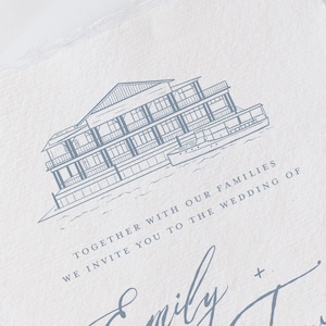以下が含まれることがあります： 湖の上に建つ家の線画が描かれた結婚式の招待状。文面は「私たち家族一同、Emily + Trevorの結婚式に招待させていただきます。」
