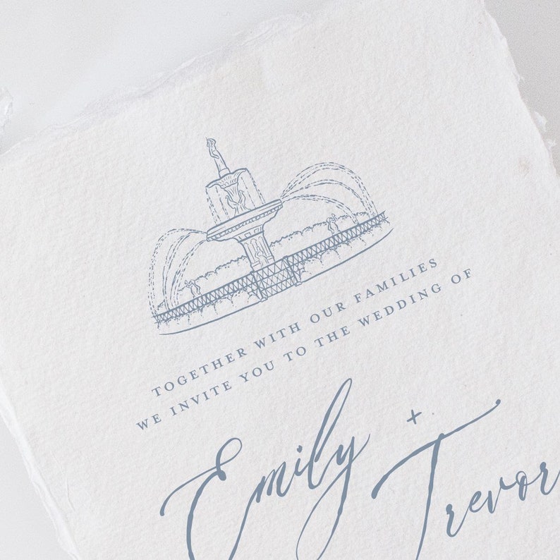 Pode incluir: Um convite de casamento azul e branco com um desenho de uma fonte e o texto "Juntos com nossas fam&iacute;lias, convidamos voc&ecirc; para o casamento de Emily + Trevor".