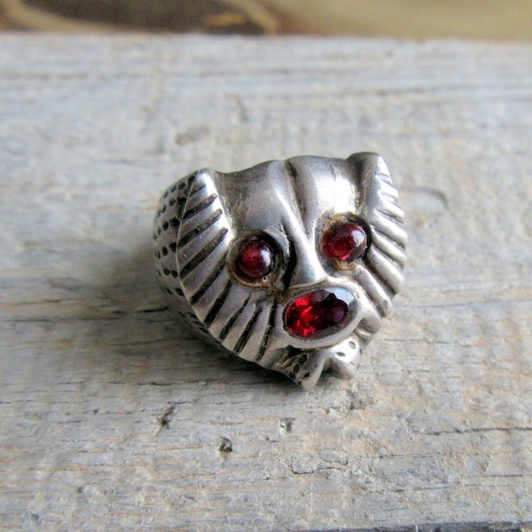 Silver Ring with Garnet from India | Owl Shaped Ring | Ethnic jewelry