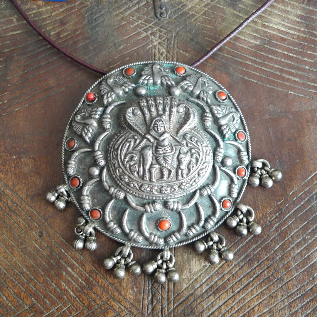 インド産の大きなシルバーのクリシュナペンダント | ヒンドゥー教の