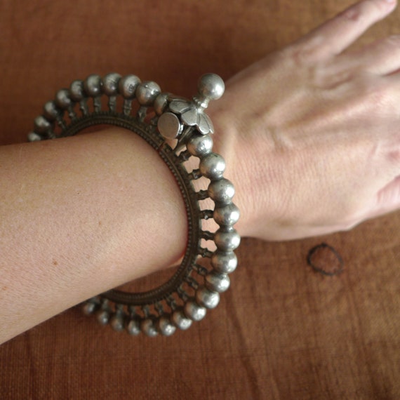 ゴクルシルバーバングル：伝統的なインドのブレスレット - Etsy 日本