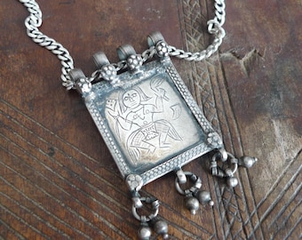 Zilveren Krishna-hanger uit Noord-India | Tribale sieraden | Hindoe-amulet | Dansende Krishna