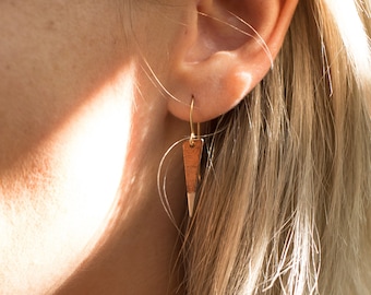 Pendientes colgantes triangulares de metal mixto, plata, cobre y latón, joyería minimalista.