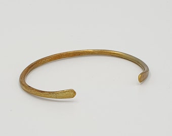Schlicht-minimalistischer Armreif aus massivem Messing, 3 mm Draht gehämmert, für Männer und Frauen