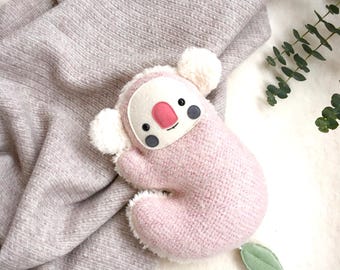 Spieluhr Koala – Babygeschenk zur Geburt oder Taufe, mit Wunschmelodie, Geschenk für Mädchen, rosa, aus Baumwollplüsch handgefertigt