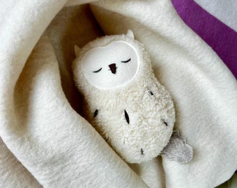 Spieluhr Waldohreule – Babygeschenk zur Geburt oder Taufe mit Wunschmelodie, aus Baumwollplüsch & Wollfilz, personalisiert