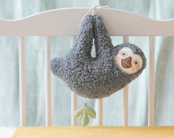 Spieluhr Faultier – Babygeschenk zur Geburt oder Taufe mit Wunschmelodie, handgemachtes Kuscheltier aus Baumwollplüsch, personalisiert