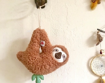 Spieluhr Faultier – Babygeschenk zur Geburt oderTaufe, mit Wunschmelodie, handgemachtes Kuscheltier aus Baumwollplüsch, personalisiert