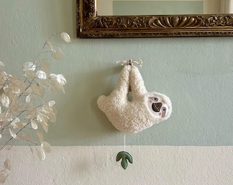 Spieluhr Faultier – Babygeschenk zur Geburt oder Taufe mit Wunschmelodie, handgemachtes Kuscheltier aus Baumwollplüsch, personalisiert