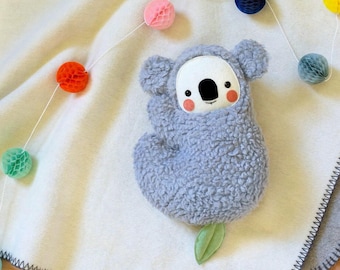 Spieluhr Koala – Baby Geschenk zur Geburt oder Taufe, mit Wunschmelodie, aus  Baumwollplüsch, handbestickt, personalisiert, waschbar