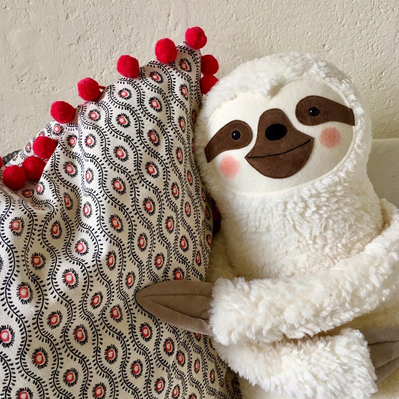 Stuffed animal sloth – handmade plush toy made of brown cotton plush and wool felt, hand-embroidered, gift for children and adults White