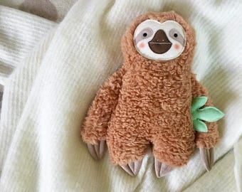 Spieluhr Faultier personalisiert – Hochwertiges Babygeschenk zur Geburt & Taufe, Kuscheltier mit Wunschmelodie handgemacht