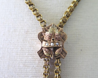 Collar antiguo deslizante de oro de 9 quilates con hojas de vid y perlas pequeñas.