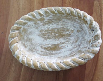Ovale kom van terracotta aardewerk met rand in touwstijl