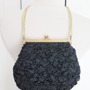 Bolso de mano de crochet con cinta de los años 50 // Bolso de noche negro vintage de MM Morris Moskowitz de los años 50 // Cadena dorada con cierre de boquilla