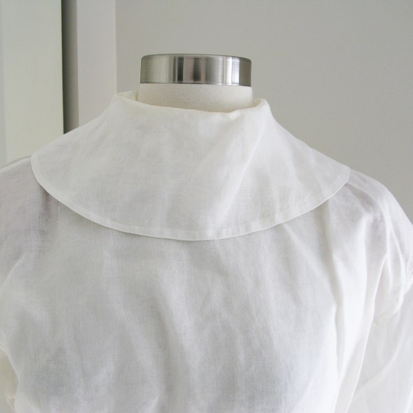 Vintage ISAAC MIZRAHI 80's White  Blouse // Crisp Linen Bertha Collar  Back Button // Waist 36"