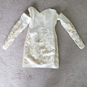 Sukienka mini GUNNE SAX// Wygląd satyny w kolorze złamanej bieli z lat 80. ze złotym kwiatowym brokatem, bez ramiączek i rękawami//Drugi wygląd ślubny// XS