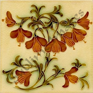 Peut inclure: Un carreau vintage avec un motif floral composé de fleurs brunes avec des feuilles vertes sur un fond crème.