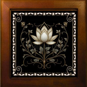 Pode incluir: Uma obra de arte emoldurada com uma ilustra&ccedil;&atilde;o detalhada de uma flor de l&oacute;tus branca com detalhes em cinza e dourado, em um fundo preto. O design inclui folhas e vinhas estilizadas, emolduradas por uma borda decorativa dentro de uma moldura de madeira marrom escura.