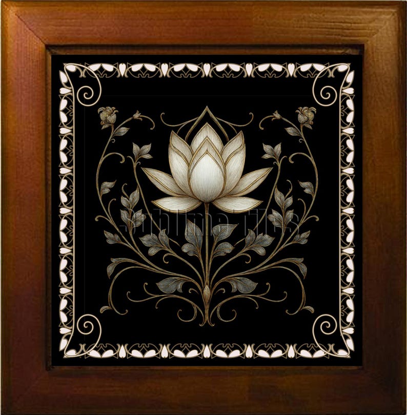 Pode incluir: Uma obra de arte emoldurada com uma ilustra&ccedil;&atilde;o detalhada de uma flor de l&oacute;tus branca com detalhes em cinza e dourado, em um fundo preto. O design inclui folhas e vinhas estilizadas, emolduradas por uma borda decorativa dentro de uma moldura de madeira marrom escura.
