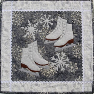 Schlittschuhe Table Topper und Mug Rug Muster