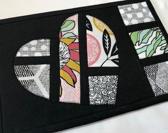 Wzór na kołdrę Hearts Afloat Mug Rug w formacie PDF