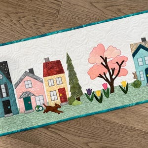 Patron de chemin de table printanier de quartier en PDF