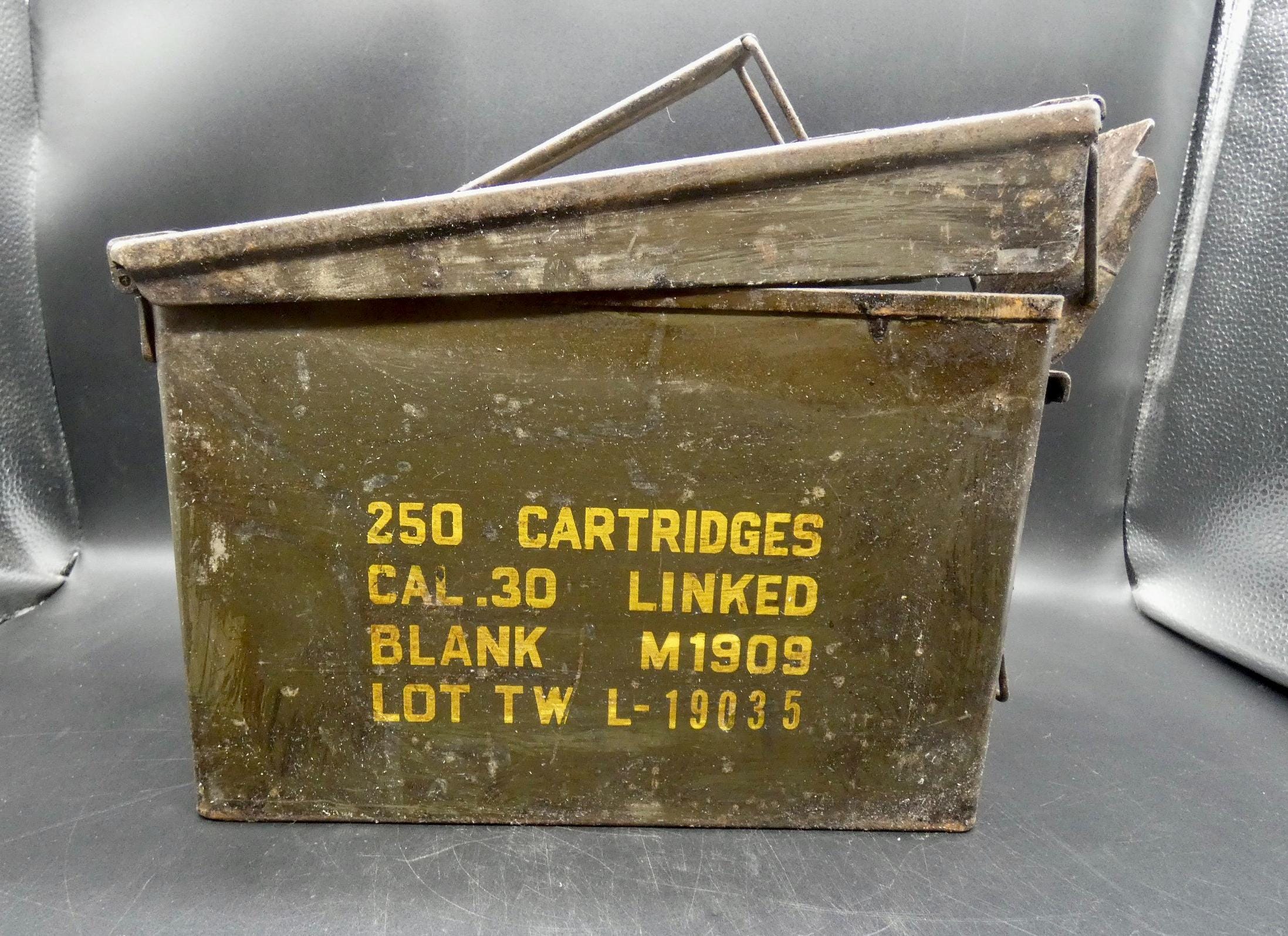 最終価格　ビンテージ　Ammo box アメリカ軍物　 ミリタリーボックス Vintage Military Ammo Box- 250 Cartridges Cal. 30- Old Metal