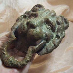 HEURTOIR DE PORTE figuratif tête de LION en laiton vieilli