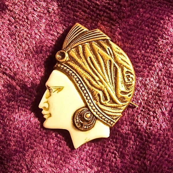 Rare TCHÉCOSLOVAQUE Art déco Glass Face Head portant une broche turban en laiton / Pin Neiger Bros.?