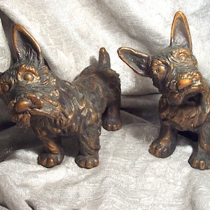 Coppia di 1931 "de Delux" Scottish Terrier SCOTTIE DOG Rame Clad Metal Free-Standing SCULPTURES Figurine