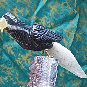 Vintage geschnitzte Steine BRASILIANISCHE SKULPTUR des wilden Dschungel BIRD auf Amethyst Kristall Basis