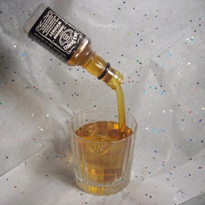 Sculpture magique en résine et verre Pop Art - Verser le whisky JACK DANIELS dans un verre FROZEN in Time