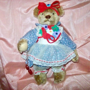 1986 TEDDY BEAR Artist Beverly Port dla Gorham 10" Tall Musical Time Machine Teddies, nieużywany w oryginalnym pudełku
