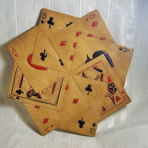 Vintage 12 1/4" Diámetro Tallado MADERA CUBIERTA DE TARJETAS Molinillo/Bandeja/Plato Decorativo en Forma Octogonal - Naipes