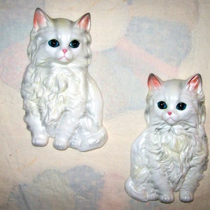 Mid Century Circa 1950s Ceramic Blue-Eyed WHITE PERSIAN CAT Wall Plaque in Excellent Condition