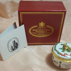 Halcyon Days CHRISTMAS 1985 Emaille Box mit Smithsonian Original 1903 TEDDYBÄR auf dem Deckel in mit Samt ausgekleideter Box