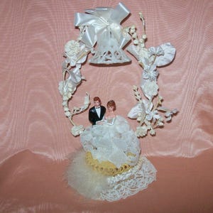 Circa 1960er 11 "Hoch HOCHZEIT Tortenaufsatz mit Braut STRUMPFBAND um die Basis - Ausgezeichneter Zustand!