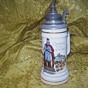 Vintage gran gres alemán dorado cerveza Stein con imagen del emperador romano sagrado CAROLUS QUARTUS