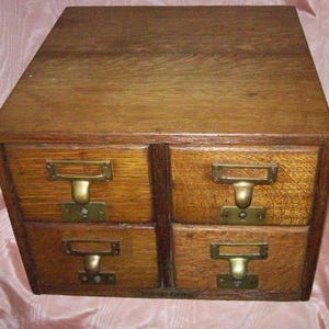 Archivador de fichas con cajones antiguos de roble y latón fabricado por Clarke & Baker Co. de Nueva York / Filadelfia
