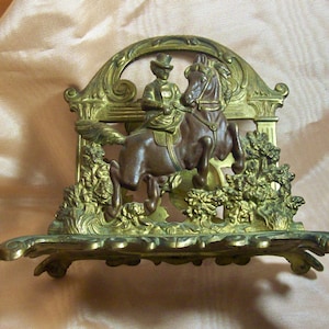 Suporte de mesa para cartas/papéis com tema equestre fiqural de metal dourado ornamentado antigo - Steeple Chase